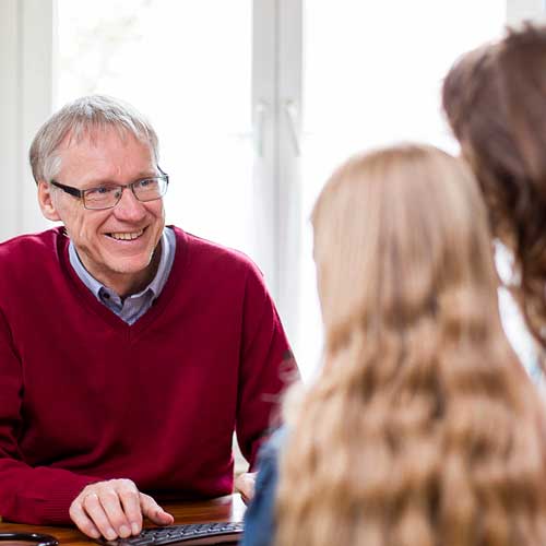 Mutter mit Kind beim Arztgespräch