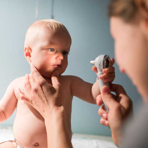 Baby bei der Untersuchung