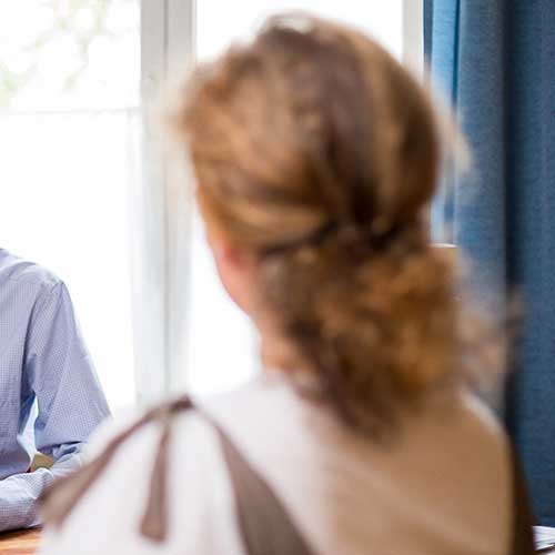 Frau bei psychotherapeutischem Gespräch